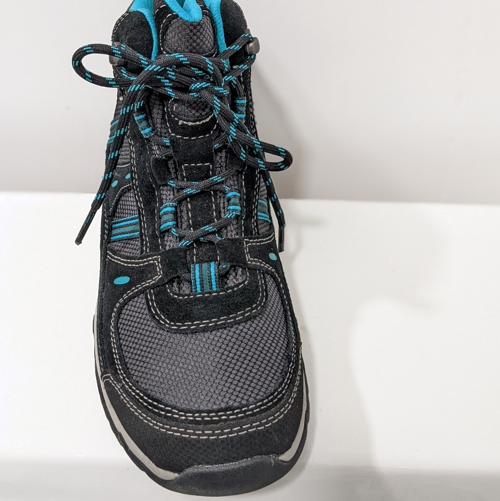NWOT waterproof hiking shoes by L.L bean - Picture 3 of 16